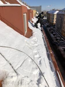 Odstraňování sněhu ze střech Praha STARWORK 1