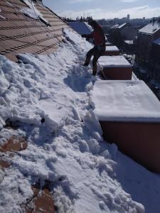 Odstraňování sněhu ze střech Praha STARWORK 4