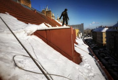 Odstraňování a odklízení sněhu ze střech. STARWORK.