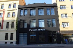 Výškové práce - Rekonstrukce fasády Paralelní Polis - STARWORK